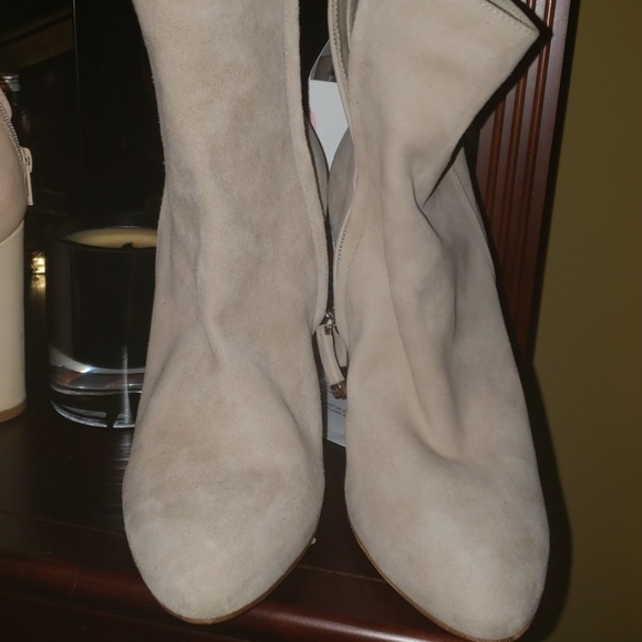 Ralph Lauren NWT  MADE IN ITALY CREAM SUEDE PURPLE LABEL PLATFORM BOOTIES - Picture 3 of 8